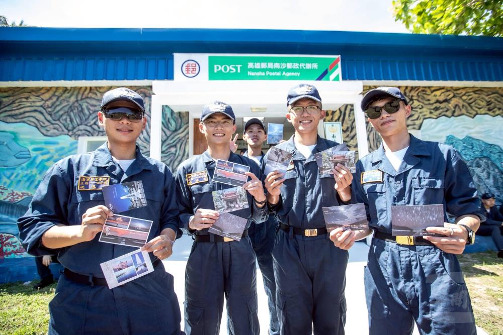 官兵與學生參觀南沙郵政代辦所，購買紀念明信片。（軍聞社記者王茗生攝）