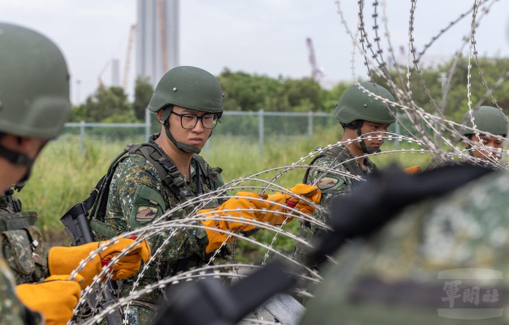 官兵構築防線。（軍聞社記者吳柏融攝）