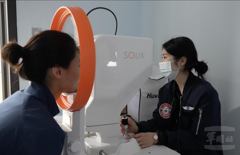 體檢中心引進3D眼底電腦斷層掃描儀器。（軍聞社記者吳冠萱攝）