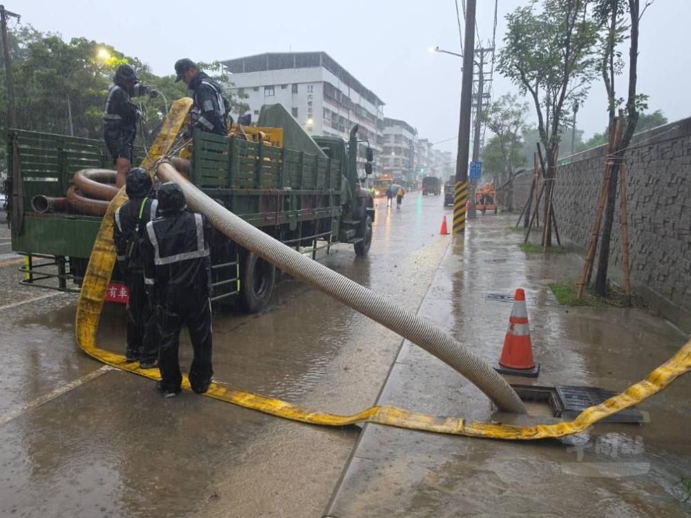 第四作戰區兵力分赴高屏各地即時應變救災　守護民眾安全
