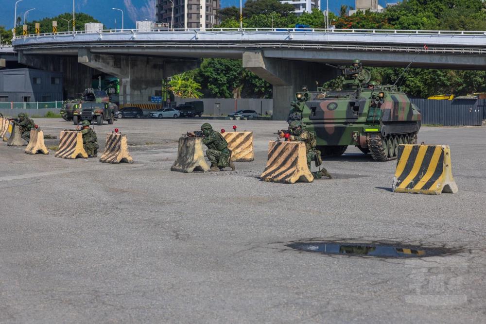 官兵掃蕩港區內敵軍。（青年日報提供）