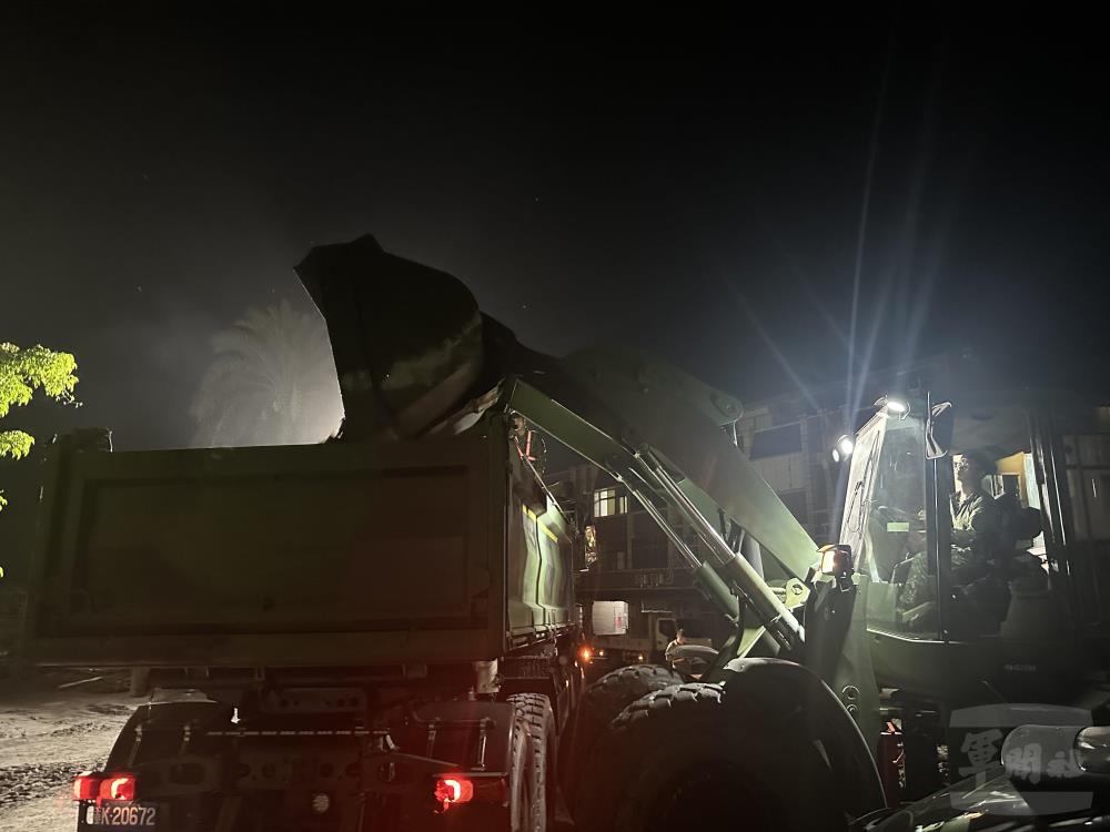 52工兵群於晝夜不間斷執行災區道路清淤作業。（第五作戰區提供）