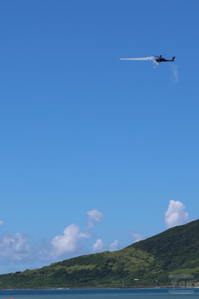 AH-64E阿帕契攻擊直升機射擊「刺針飛彈」。（軍聞社記者林澤廷攝）