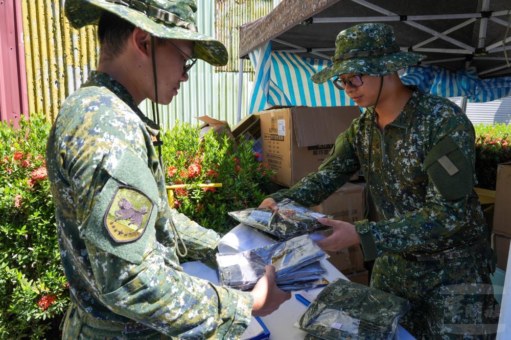 國軍第二作戰區開設服裝補給站　滿足救災官兵換補需求