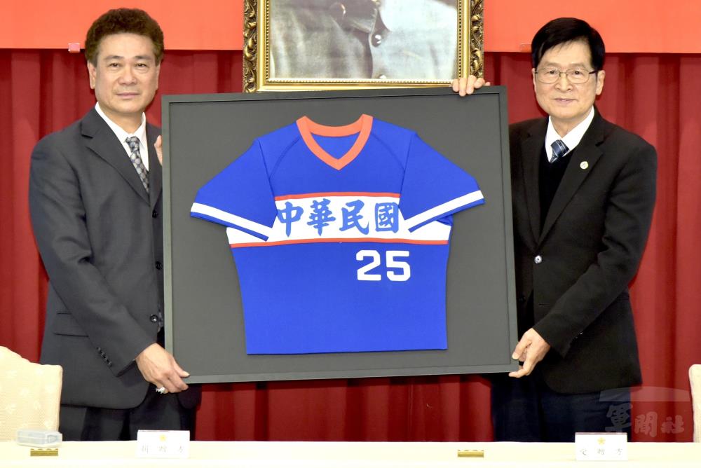 陳副主委捐贈其珍藏之「中華棒球代表隊25號球衣」。（輔導會提供）