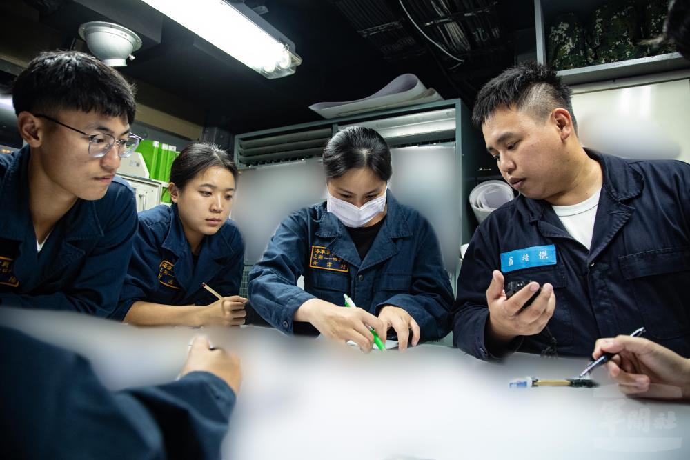 海軍官校學生於戰情室值更。（軍聞社記者王茗生攝）