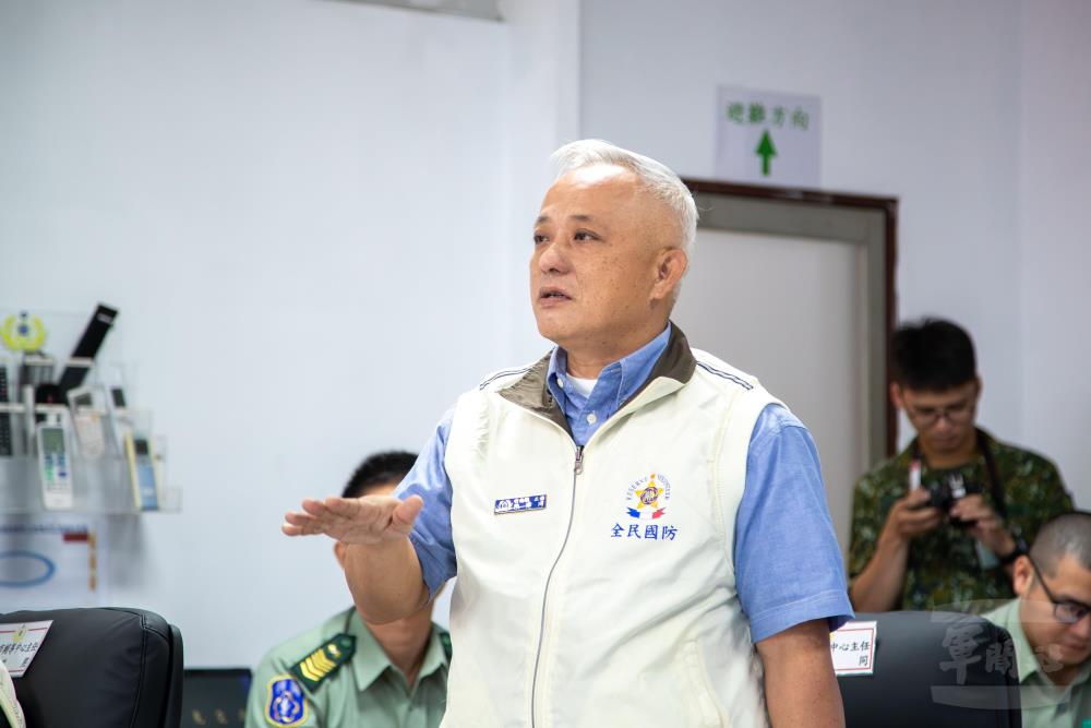 後輔幹部向徐副部長分享地方工作經驗。（軍聞社記者王進福攝）