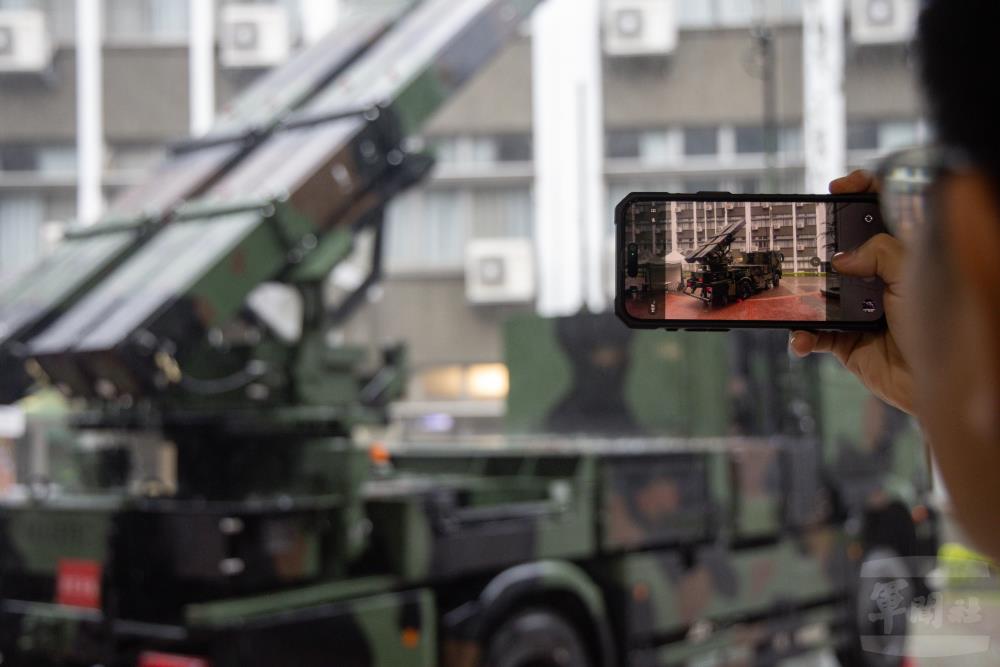 近距離接觸國軍裝備，民眾拍照紀念。（軍聞社記者吳柏融攝）