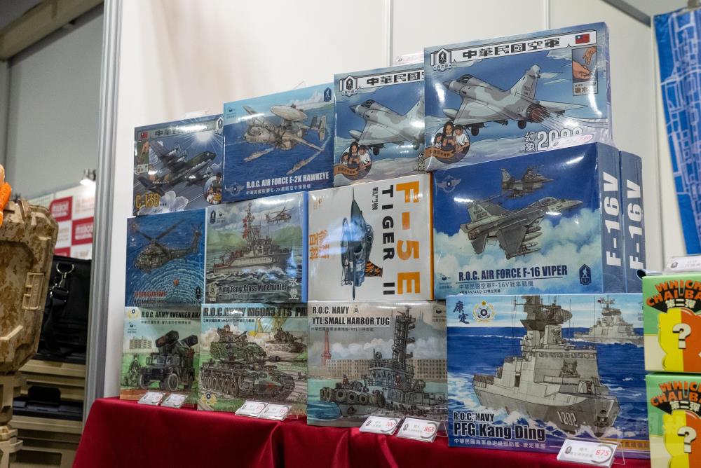 青文創將國防元素轉化為模型，讓軍事宣傳有更多元的管道。（軍聞社記者莊家豪攝）