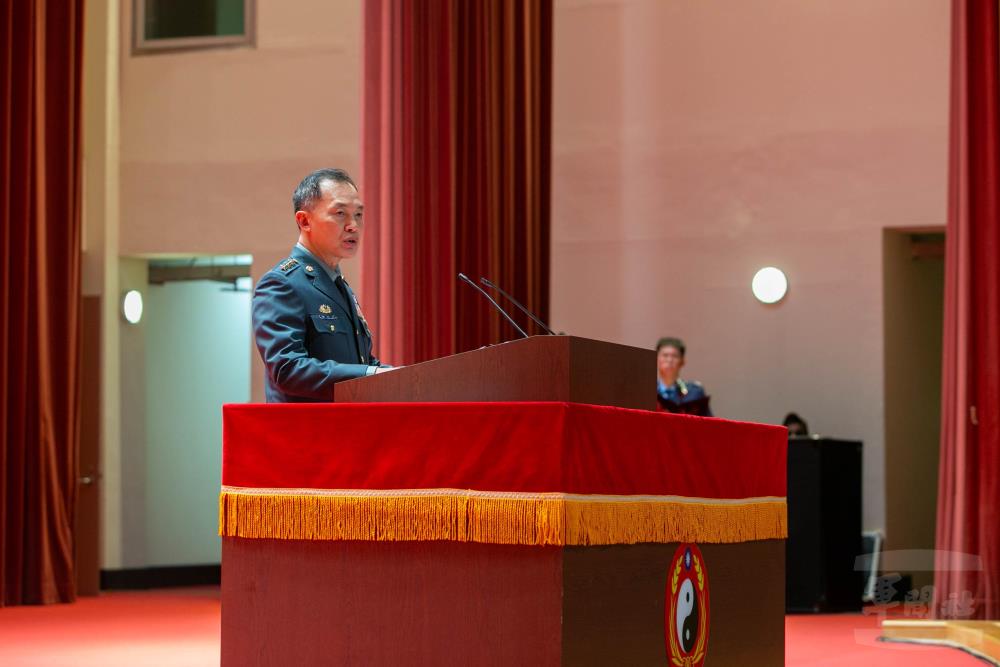 鍾副部長期許畢業生具備戰略視野與跨域整合能力。（軍聞社記者侯凱議攝）