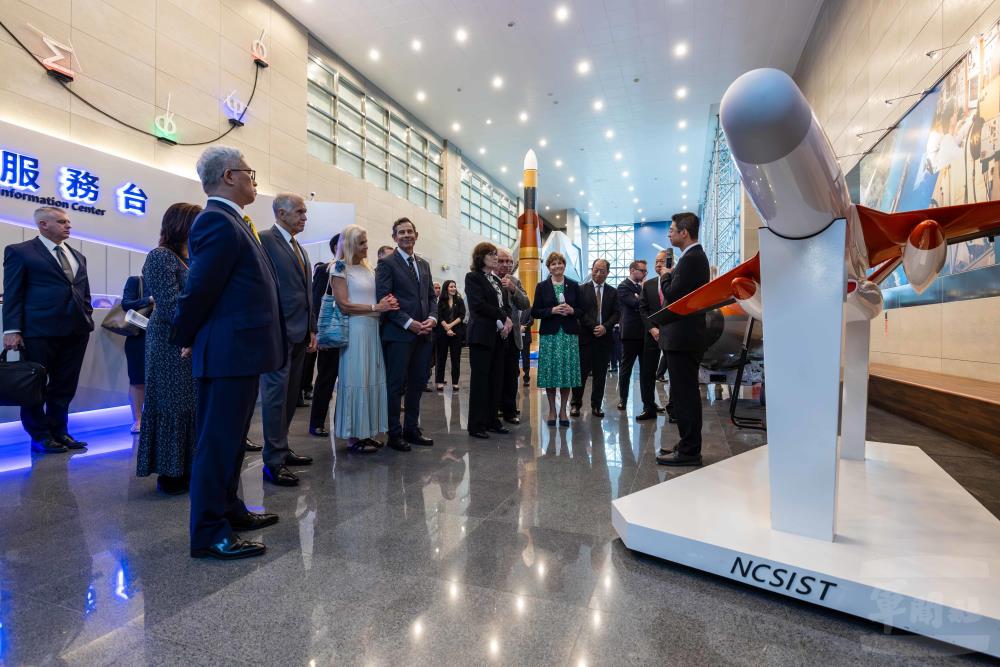 中科院透過裝備陳展與專業簡報，使訪團瞭解我國推動國防自主能量。（軍聞社記者蔡枋澐攝）