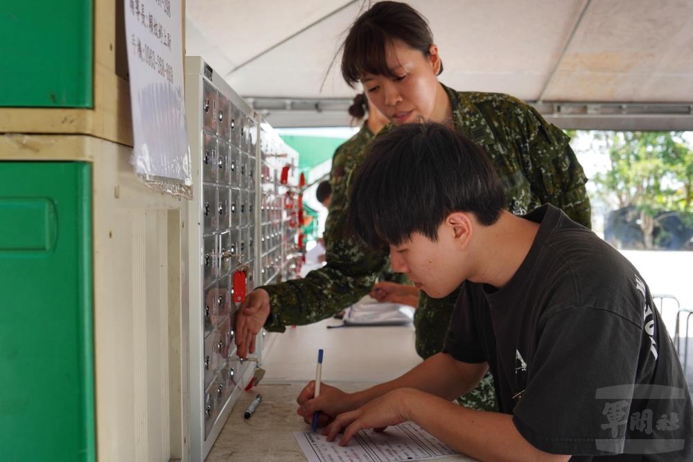 陸軍步兵第302旅日前執行教育召集訓練，召員聞令報到。（陸軍第十軍團提供）