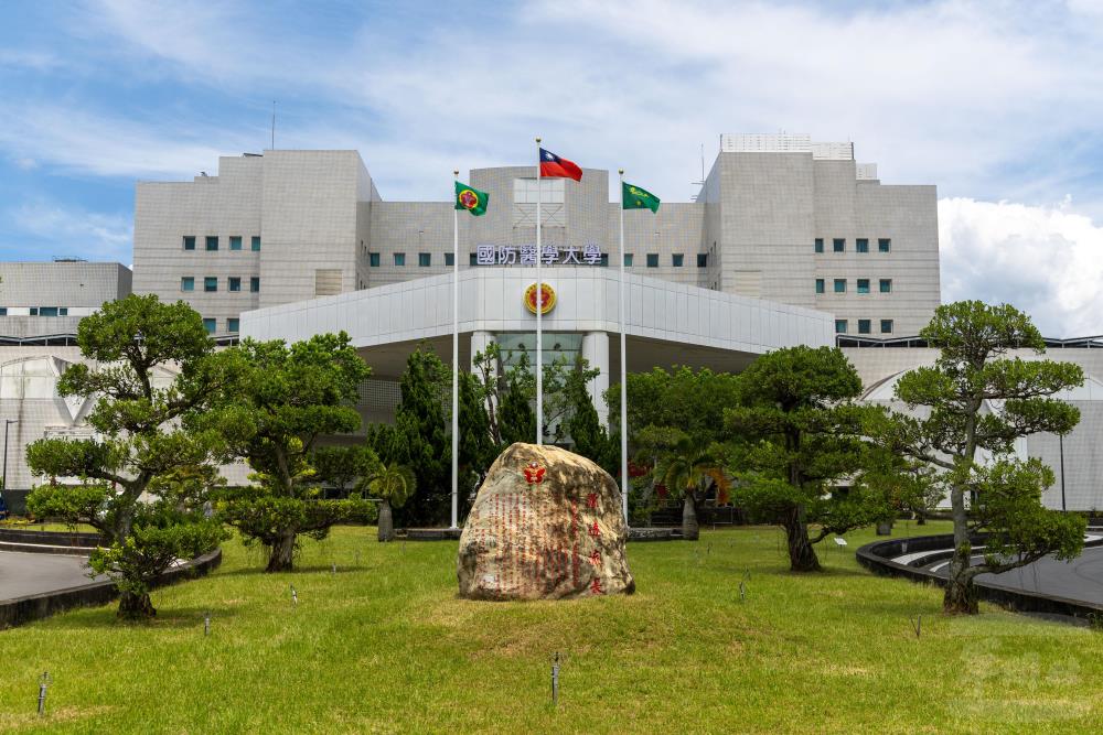 「國防醫學大學」正面照。（軍聞社記者蔡枋澐攝）