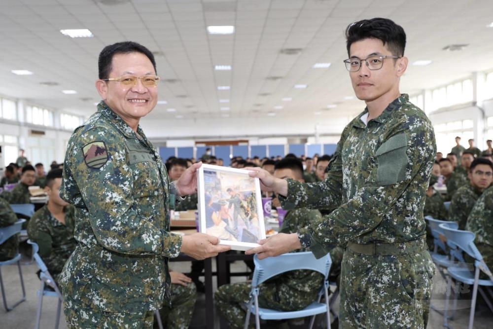 第十軍團指揮官李中將，肯定101旅陳士官長救災辛勞。（101旅提供）