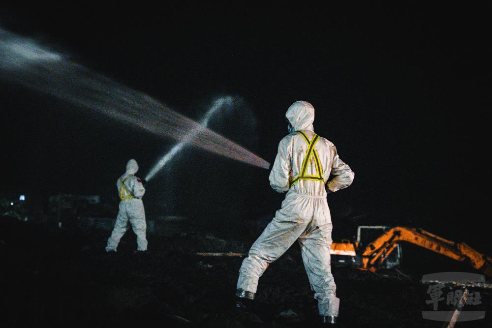 花防部化學兵部隊28日夜間進駐光復鄉垃圾暫屯區實施消毒。（軍聞社記者劉哲宇攝）