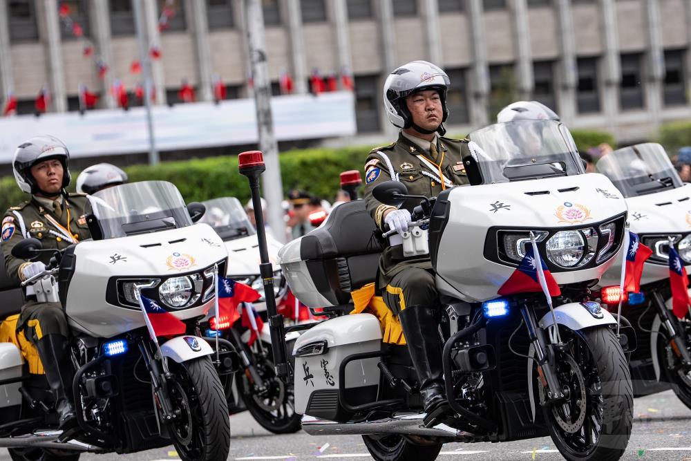 快速反應連官兵駕駛重型機車，進行精準操控及多樣化隊形變換。（軍聞社記者王茗生攝）