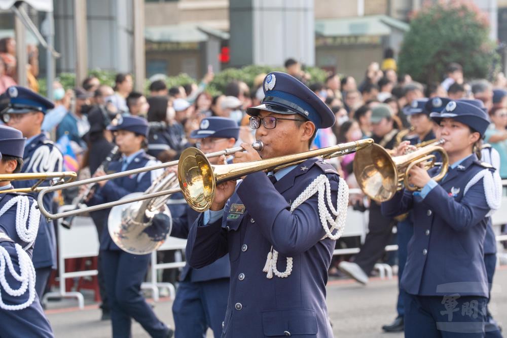 空軍航空技術學院帶來輕快又嘹亮的行進樂演奏。（軍聞社記者吳冠萱攝）