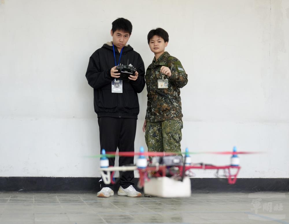 「無人機應用」課程，由理工學院學生擔任助教。（理工學院提供）