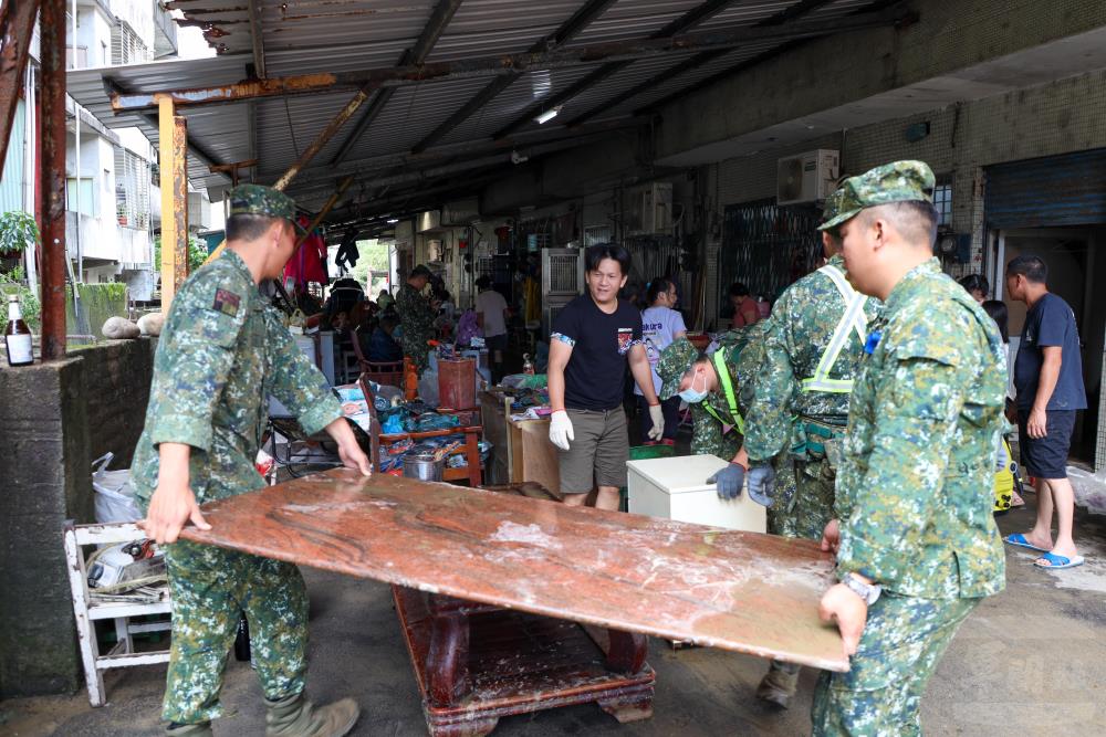 蘭指部官兵至蘇澳災區協助清運。（第三作戰區提供）