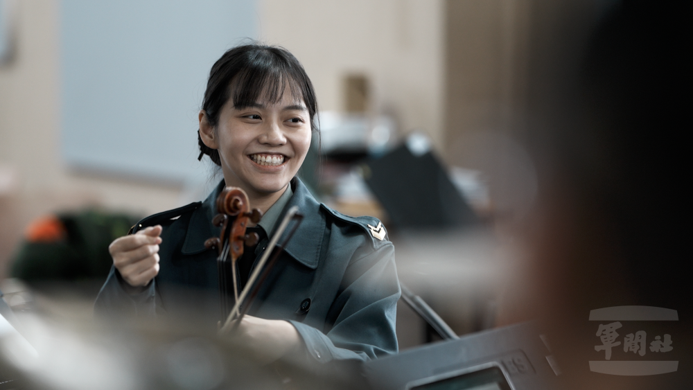 韓下士和樂團成員們相處融洽。（軍聞社記者文仁攝）