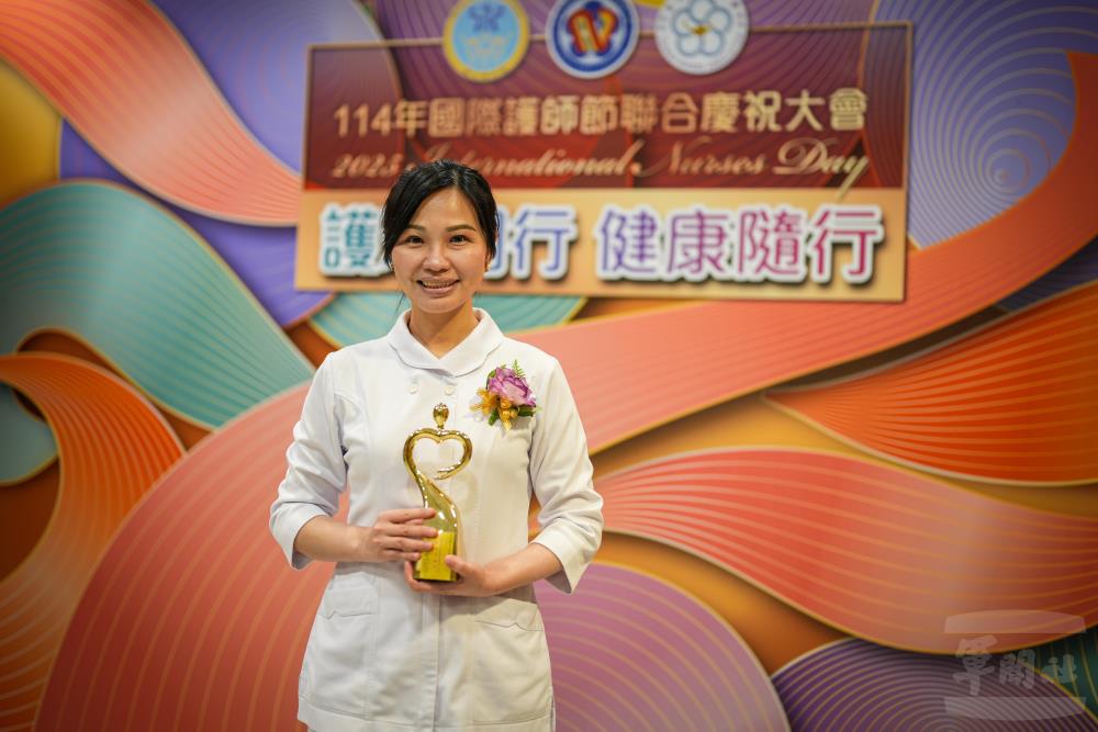 國防醫學院林佳慧教授榮獲「傑出護理人員專業貢獻獎」。（軍聞社記者陳傳奇攝）