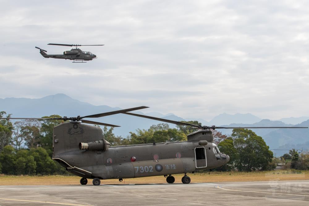 黑鷹體驗營安排CH-47SD運輸直升機滑行試乘。（軍聞社記者卓以立攝）