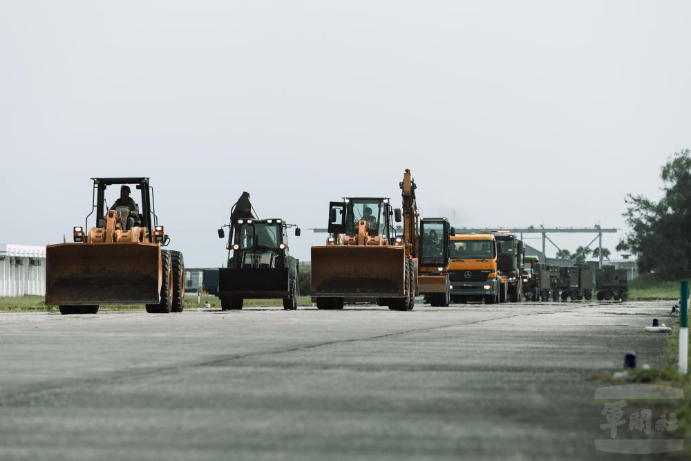 花防部工兵連調派多功能傾卸車及挖土機投入支援。（軍聞社記者李恬恬攝）