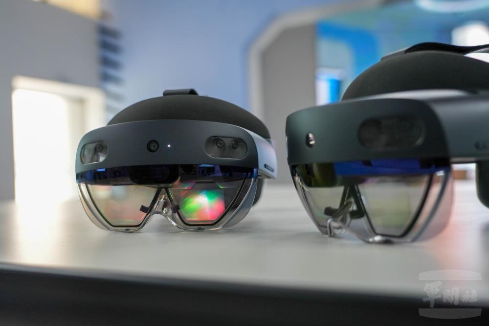 MR眼鏡可結合虛擬實境（VR）與擴增實境（AR），透過透明或透視鏡頭，將數位影像（如3D物件）投射並融合於真實環境中，並支援即時互動。（軍聞社記者江騏安攝）