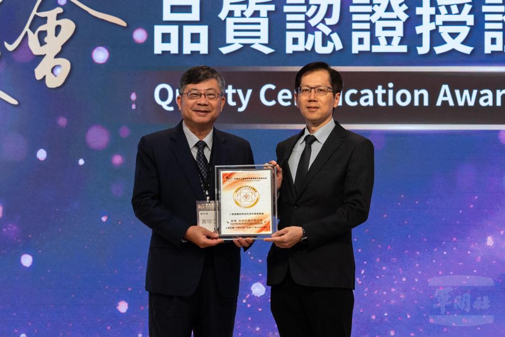 三軍總醫院品質管理中心主任陳思州上校代表領取認證書。（軍聞社記者李恬恬攝）
