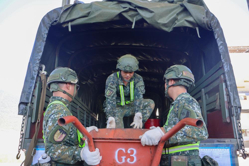官兵將救災器具搬運上車。（第二作戰區提供）