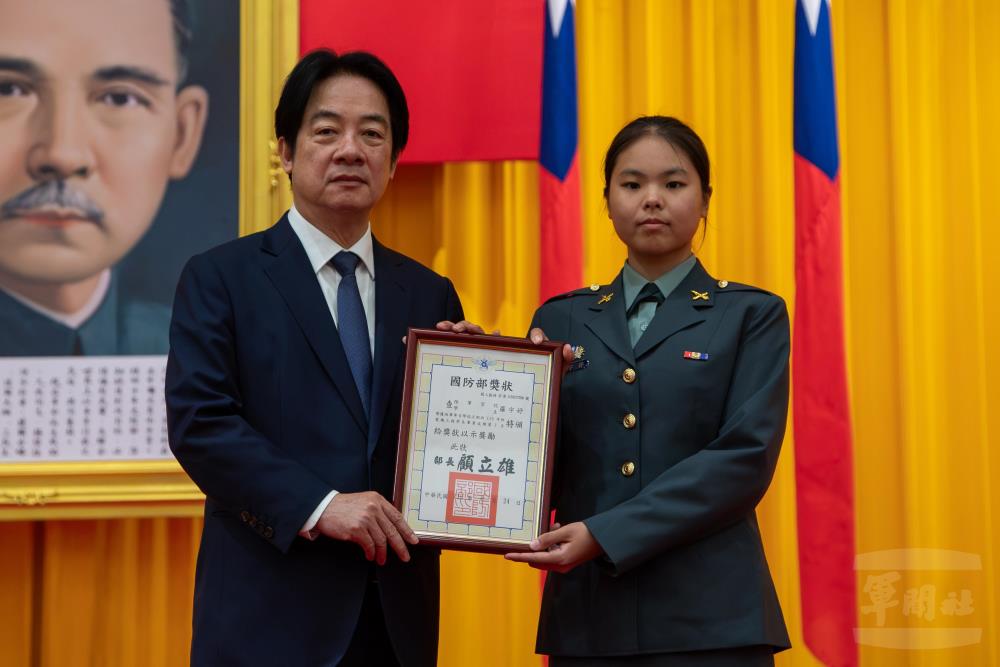 賴總統頒獎表揚成績優異畢業生。（軍聞社記者王進福攝）