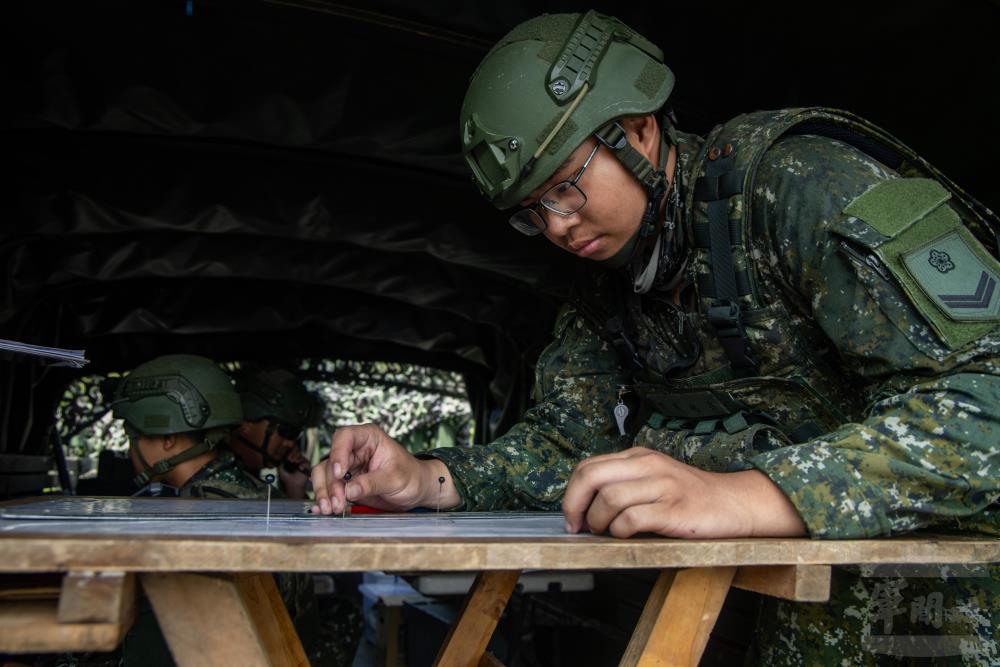 射擊指揮所換算射擊諸元。（軍聞社記者吳柏融攝）