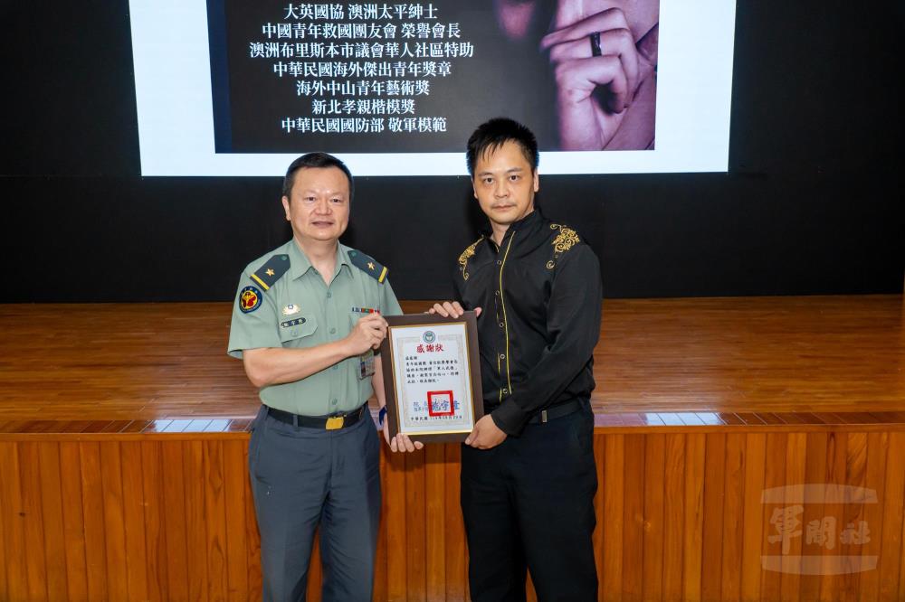 國軍臺中總醫院院長施宇隆少將頒發感謝狀,感謝黃信凱以「軍魂不滅、創造奇蹟」為題,分享愛國精神。(國軍臺中總醫院提供) 國軍臺中總醫院院長施宇隆少將頒發感謝狀,感謝黃信凱以「軍魂不滅、創造奇蹟」為題,分享愛國精神。(國軍臺中總醫院提供)