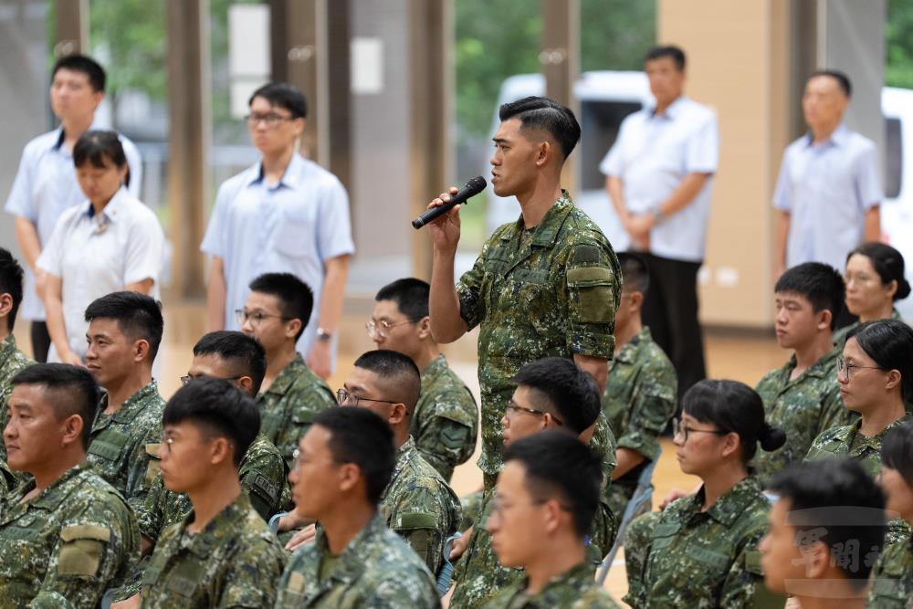 官兵分享在演習過程中克服困難的經驗。（軍聞社記者林庭暉攝）