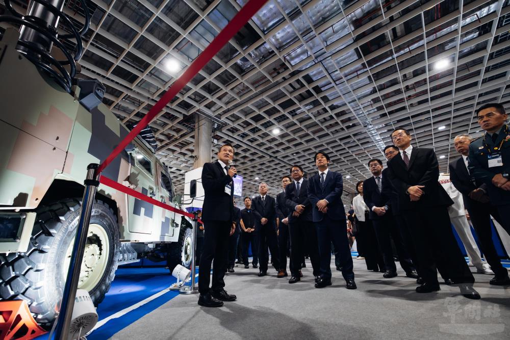 賴總統聽取電動無人自駕偵打戰術輪車性能介紹。（軍聞社記者吳東昇攝）