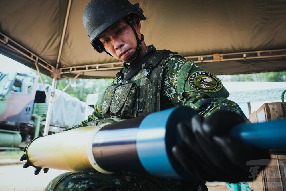 未爆彈小組實施彈藥檢查。（軍聞社記者陳傳奇攝）