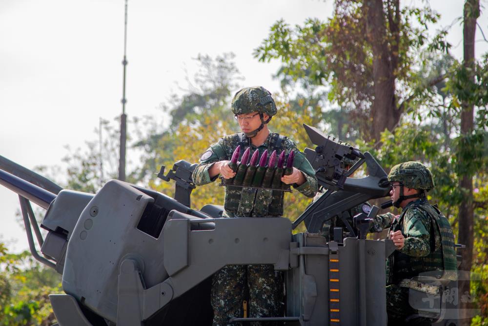 官兵實施35快砲彈藥裝填。（軍聞社記者王進福攝）