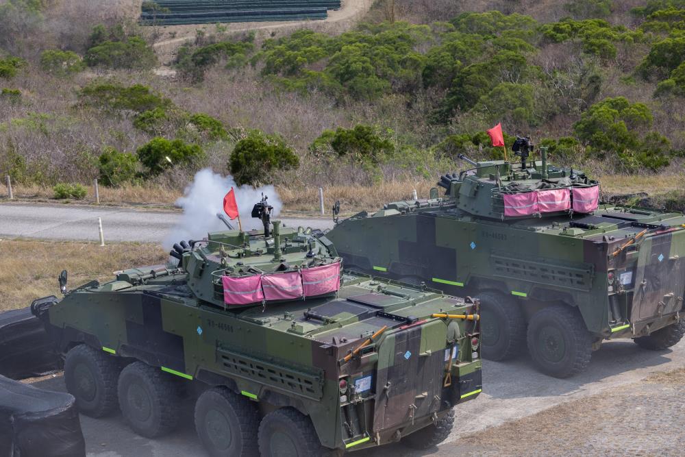 CM34裝步戰鬥車射擊30機砲。（軍聞社記者林澤廷攝）