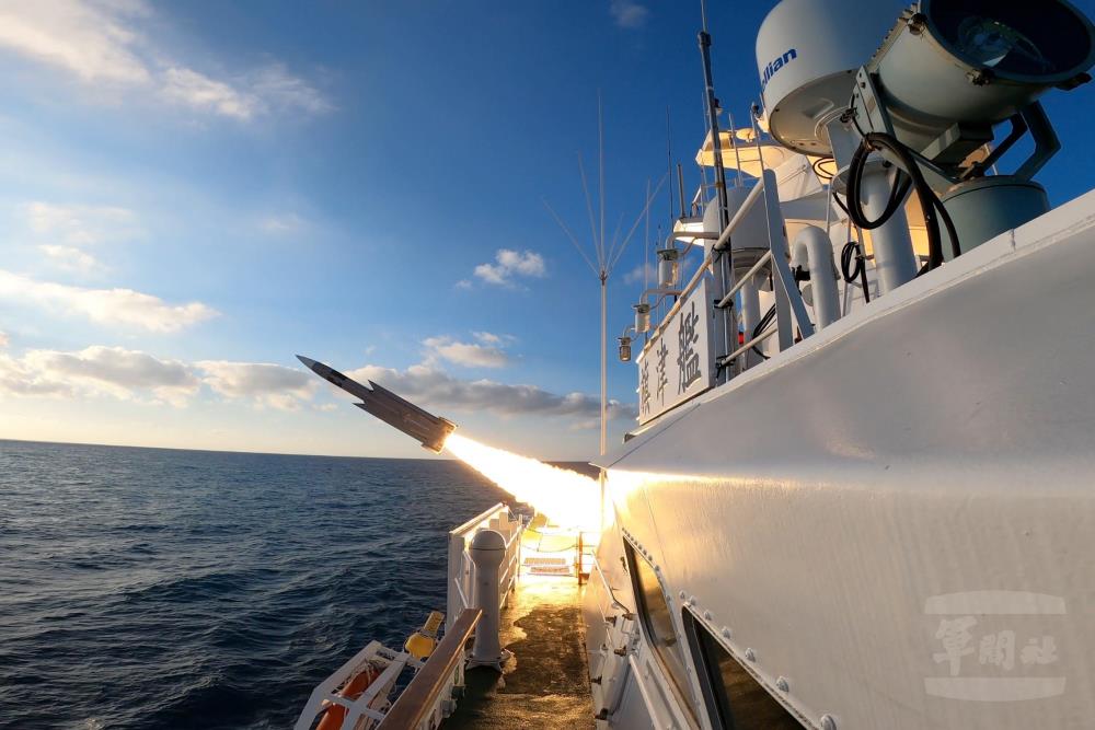 海巡署旗津艦射擊雄風三型飛彈。（軍聞社記者江騏安攝）