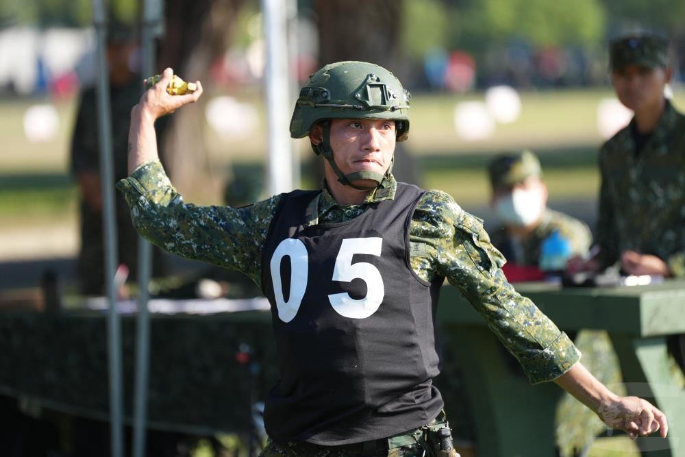 陸軍盃體能戰技競賽　官兵士氣高昂全力以赴