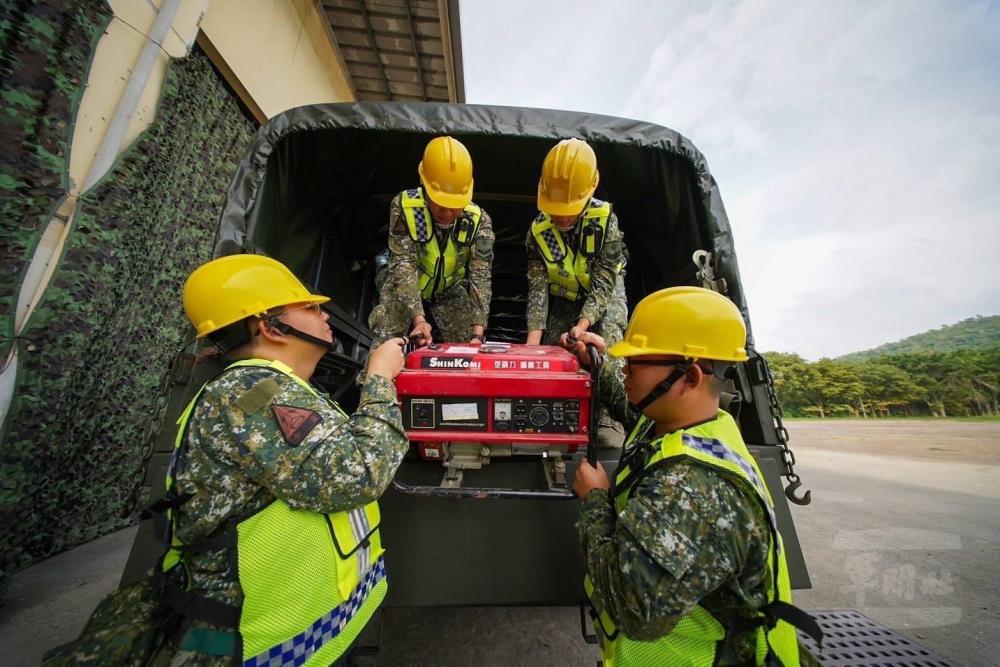 陸軍564旅官兵實施防災器具檢整。（第四作戰區提供）