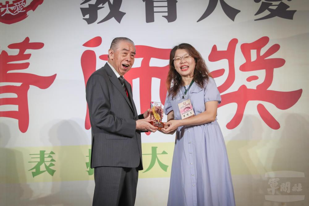 李棟樑表揚「教育大愛菁師獎」得獎者。（軍聞社記者周昇煒攝）