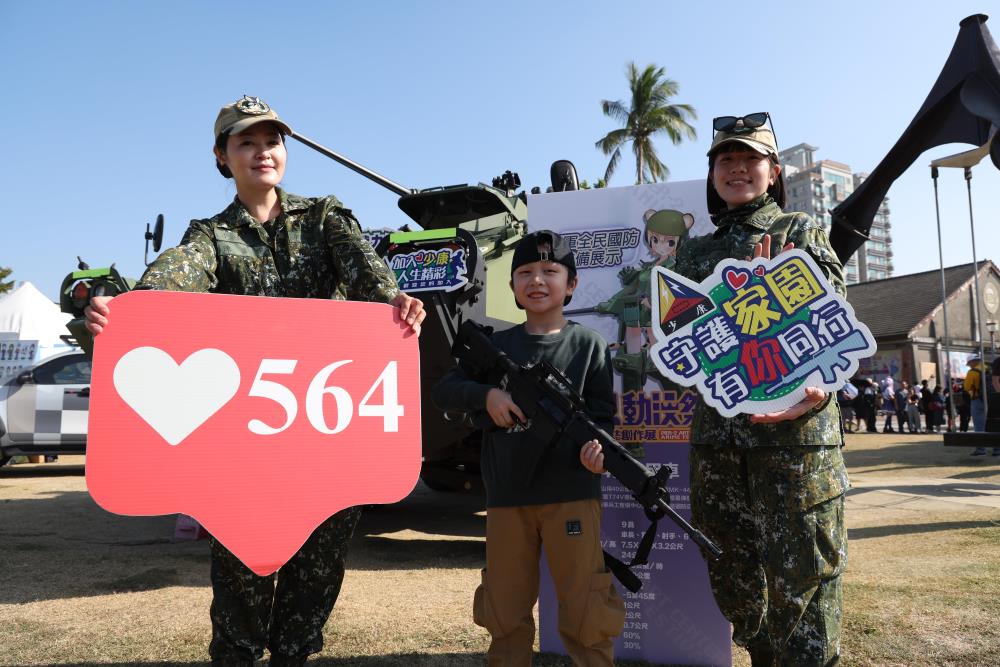 民眾與564旅官兵及CM-34雲豹甲車合影。（軍聞社記者林澤廷攝）