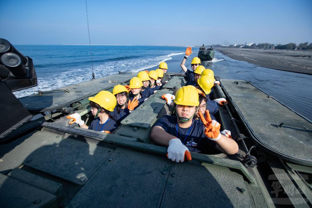 學員體驗搭乘AAV7兩棲突擊車。（軍聞社記者林庭暉攝）