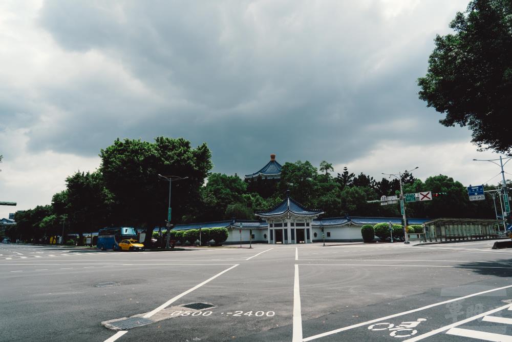 防空警報響起，民眾有序疏散，模擬戰時空襲情境下的應變作為。（軍聞社記者陳彥樺攝）