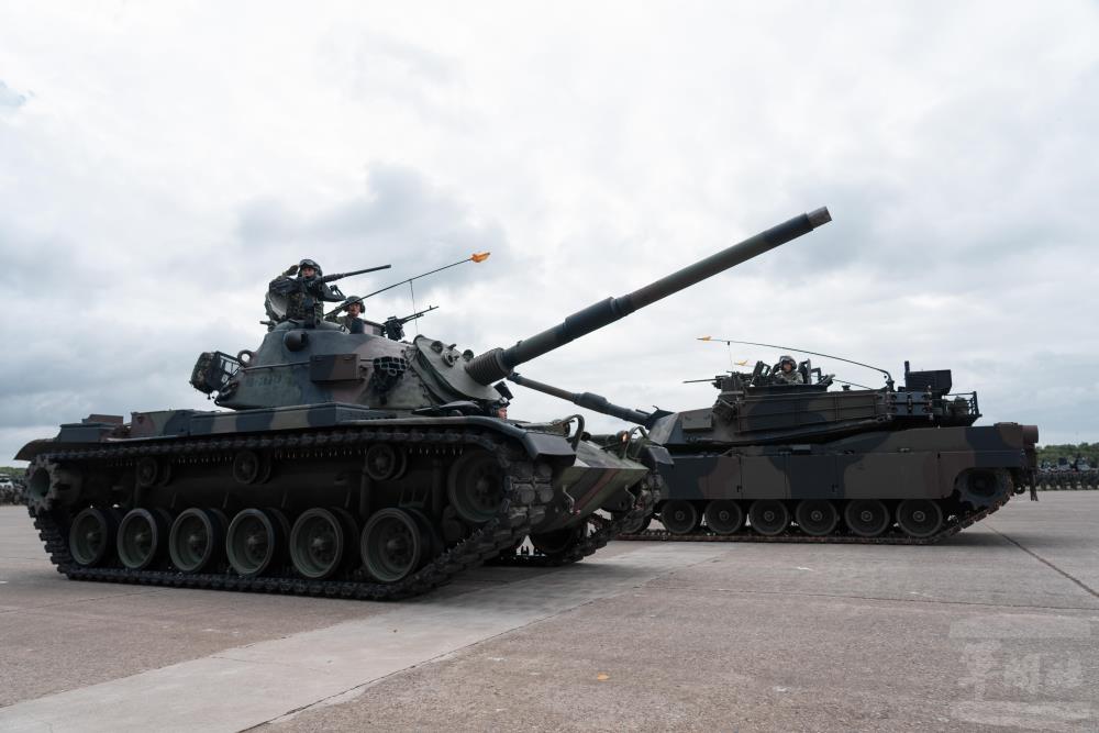 官兵實施新舊戰車任務交接。(軍聞社記者陳彥樺攝) 官兵實施新舊戰車任務交接。(軍聞社記者陳彥樺攝)