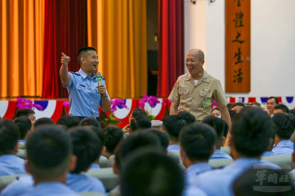 梅總長與畢業生親切互動。（軍聞社記者侯凱議攝）