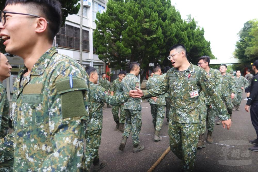 參賽官兵賽後彼此握手致意，展現運動家風範與同袍情誼。（陸軍通信電子資訊訓練中心提供）