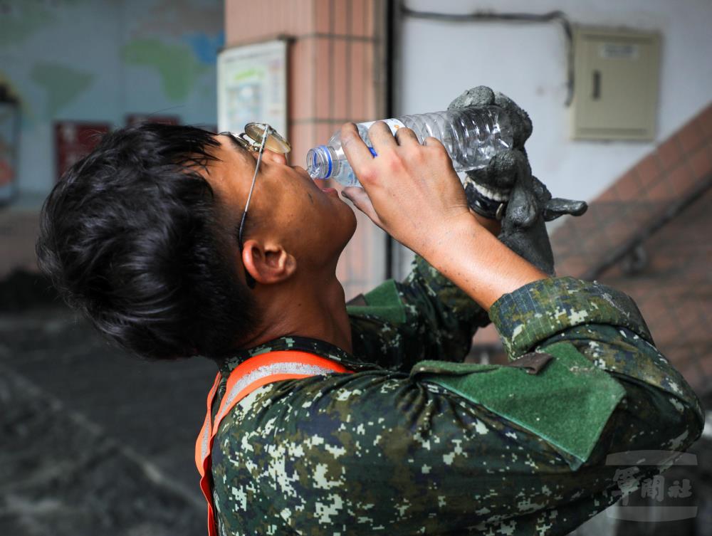 官兵利用短暫休息時間補充水分。（第二作戰區提供）