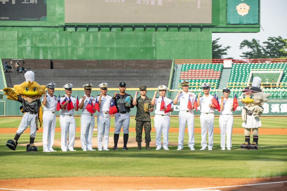 九三職棒敬軍主題賽　國軍楷模榮耀開球